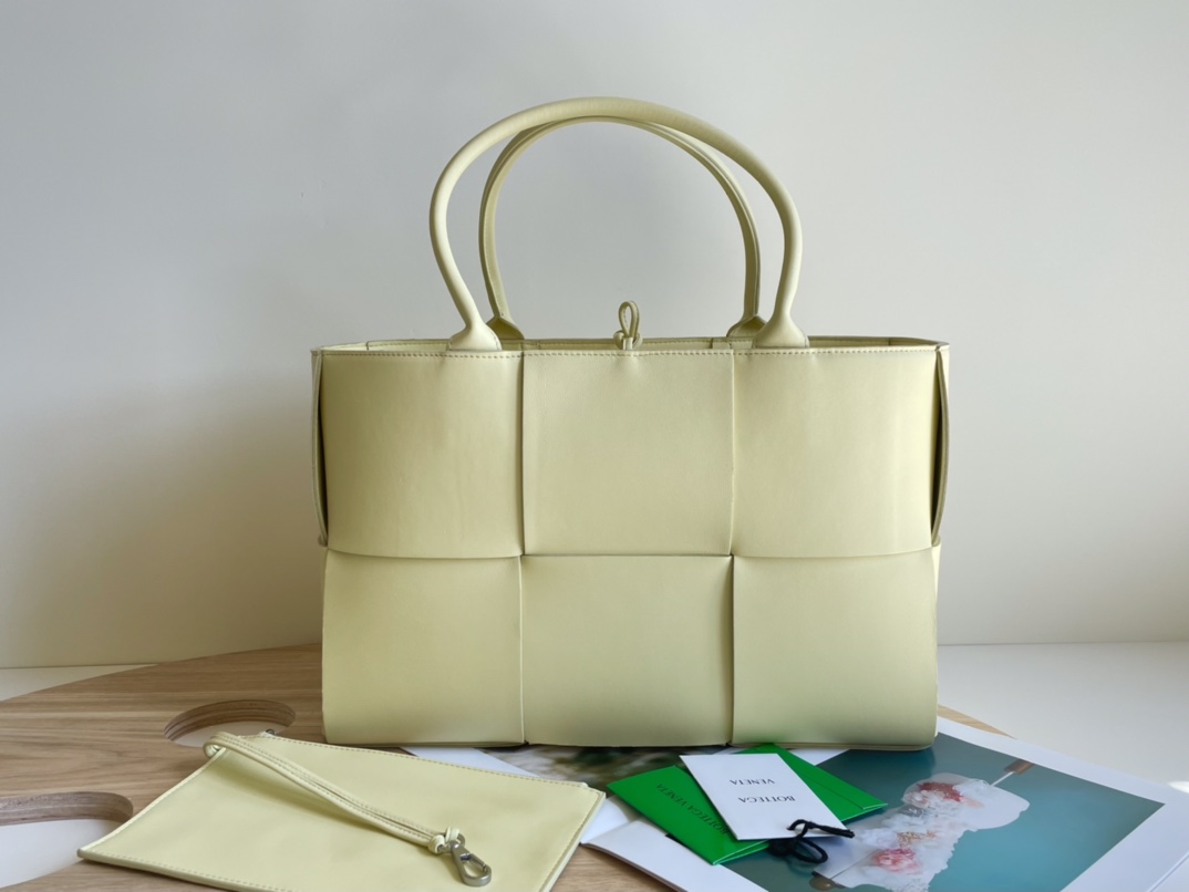 Medium Arco Intreccio Leather Tote Bag Light Yellow